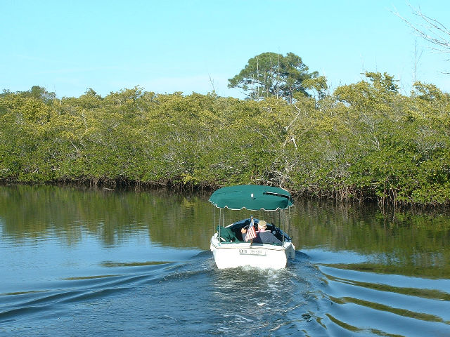 Mooi foto van iemand op sy booitjie op die Intercoastal Waterway