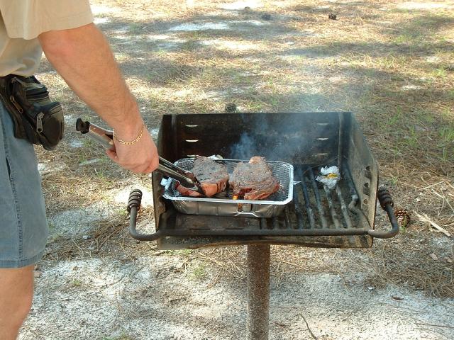 Aha! Steaks op 'n enkel gebruik, weggooibare braaiplek. Dis nou Afrikaners en Amerikaner goed gemeng!