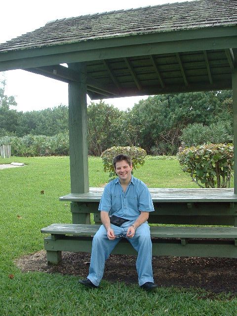 Robert sit by eetplek in park