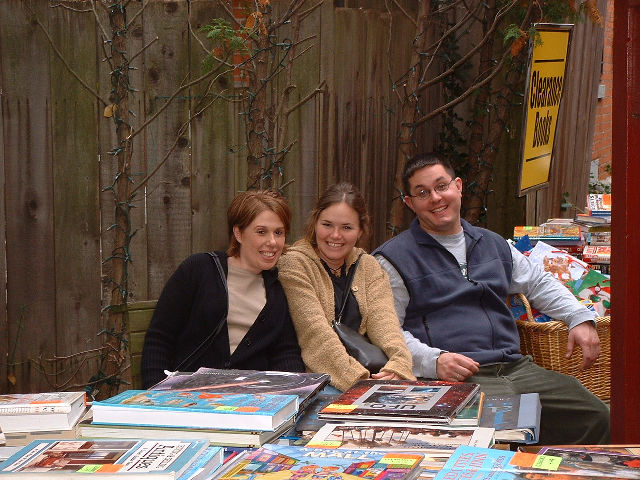 Elbie, Sherry en Jim probeer opgewonde lyk terwyl hulle wag vir ons in 'n boekwinkel :-)