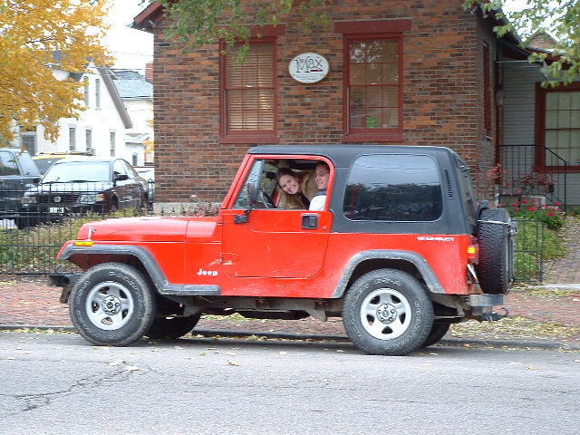 Jim en Elbie in Jim se Jeep
