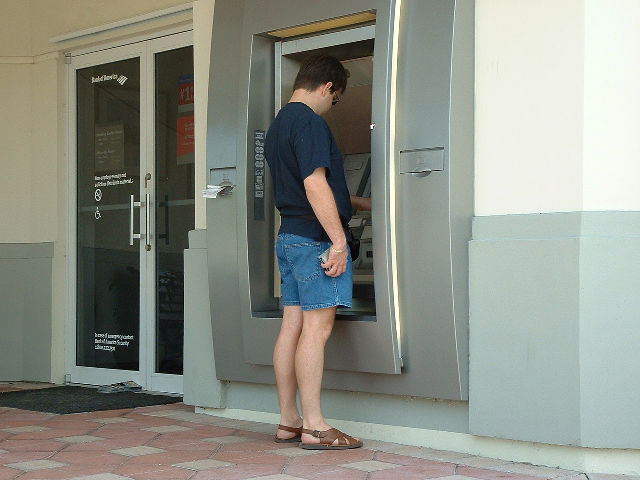 Robert trek geld by die OTM vir die dag.