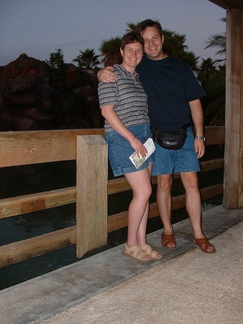 Adri en Robert voor 'n waterval... Te donker vir die waterval. Ons is moeg en gaan nou te veel eet.