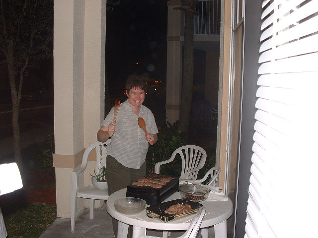 Adri neem die braaiwerk oor. Net 'n Afrikaner weet mos hoe om te braai ;-)