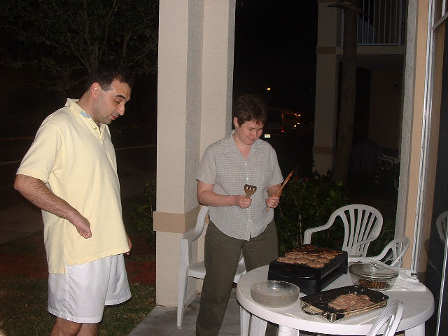 Krassi kyk of Adri weet hoe om te braai